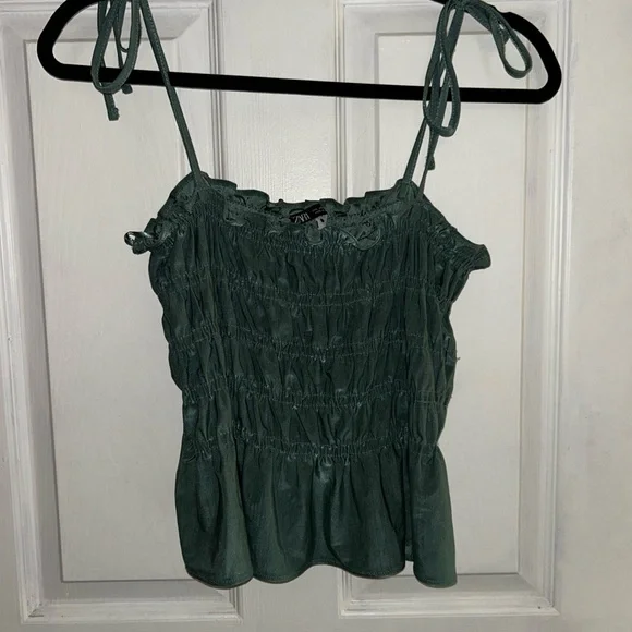 Ruffle Rouched Tank Top - Picture 2 of 3
